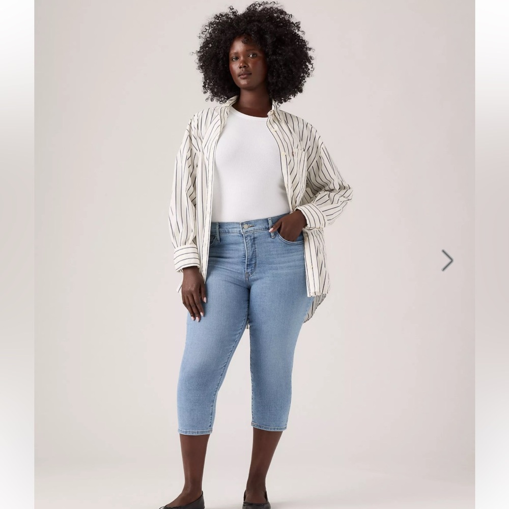 Levi's Women's Cropped Light Blue Jeans - Picture 3 of 16